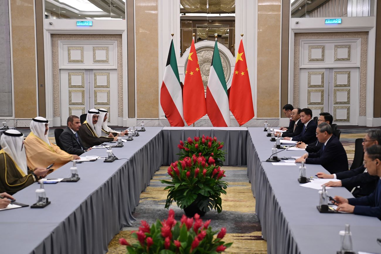 Kuwait's Amir Rep. to ASEAN summits meets China PM