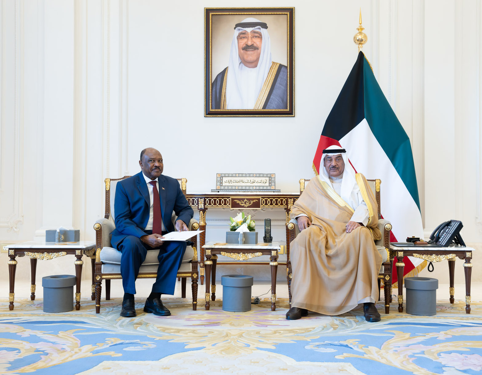 سمو أمير البلاد يتسلم رسالة خطية من رئيس مجلس السيادة الانتقالي بالسودان تسلمها سمو ولي العهد