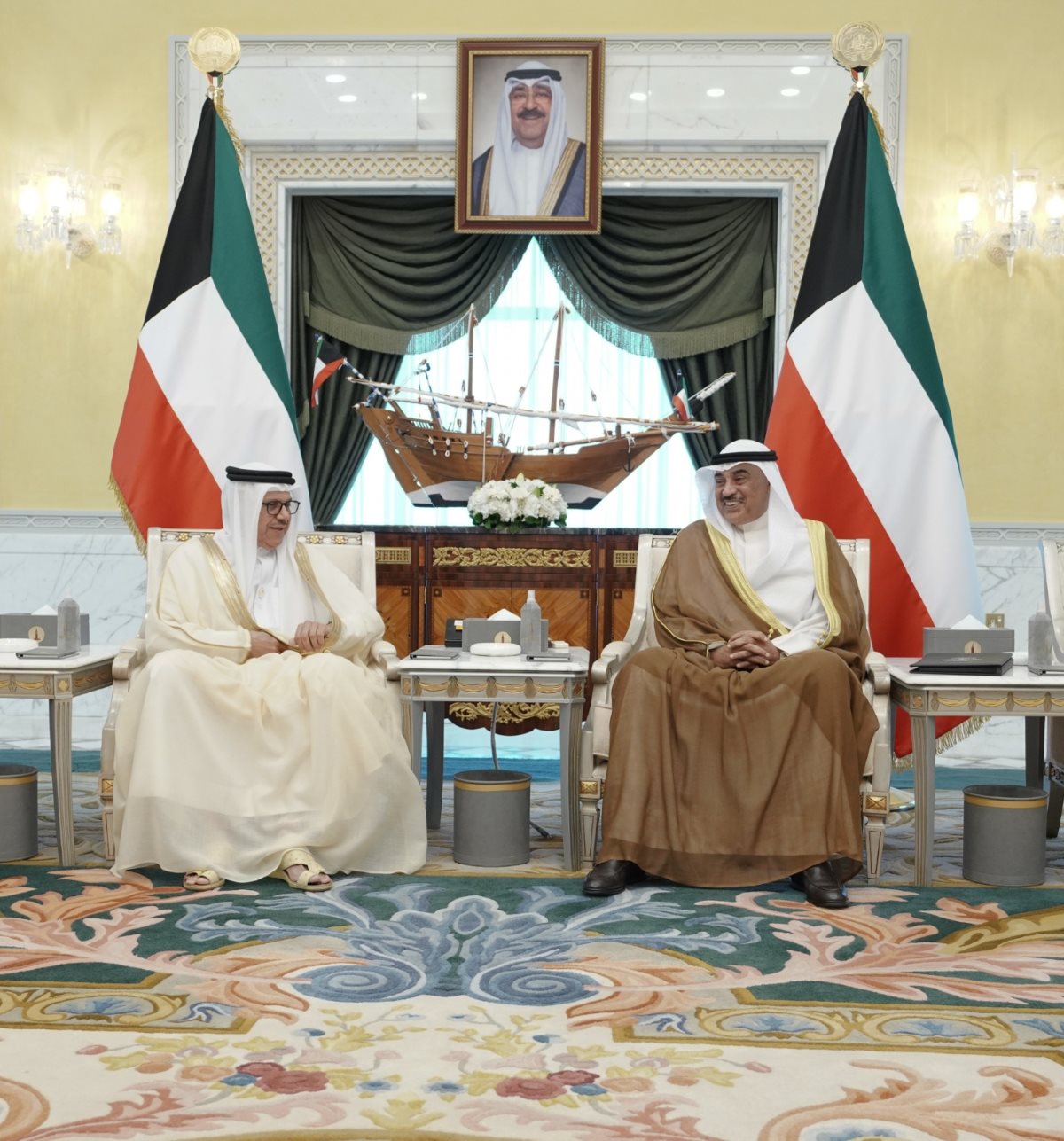 Kuwait Crown Prince receives Bahraini FM at Seif Palace