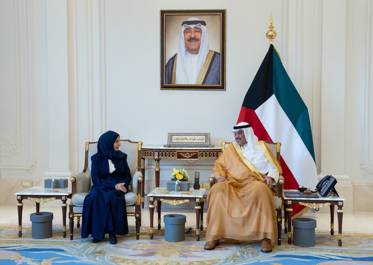 سمو أمير البلاد يتسلم رسالة خطية من رئيس مجلس القيادة اليمني تسلمها سمو ولي العهد
