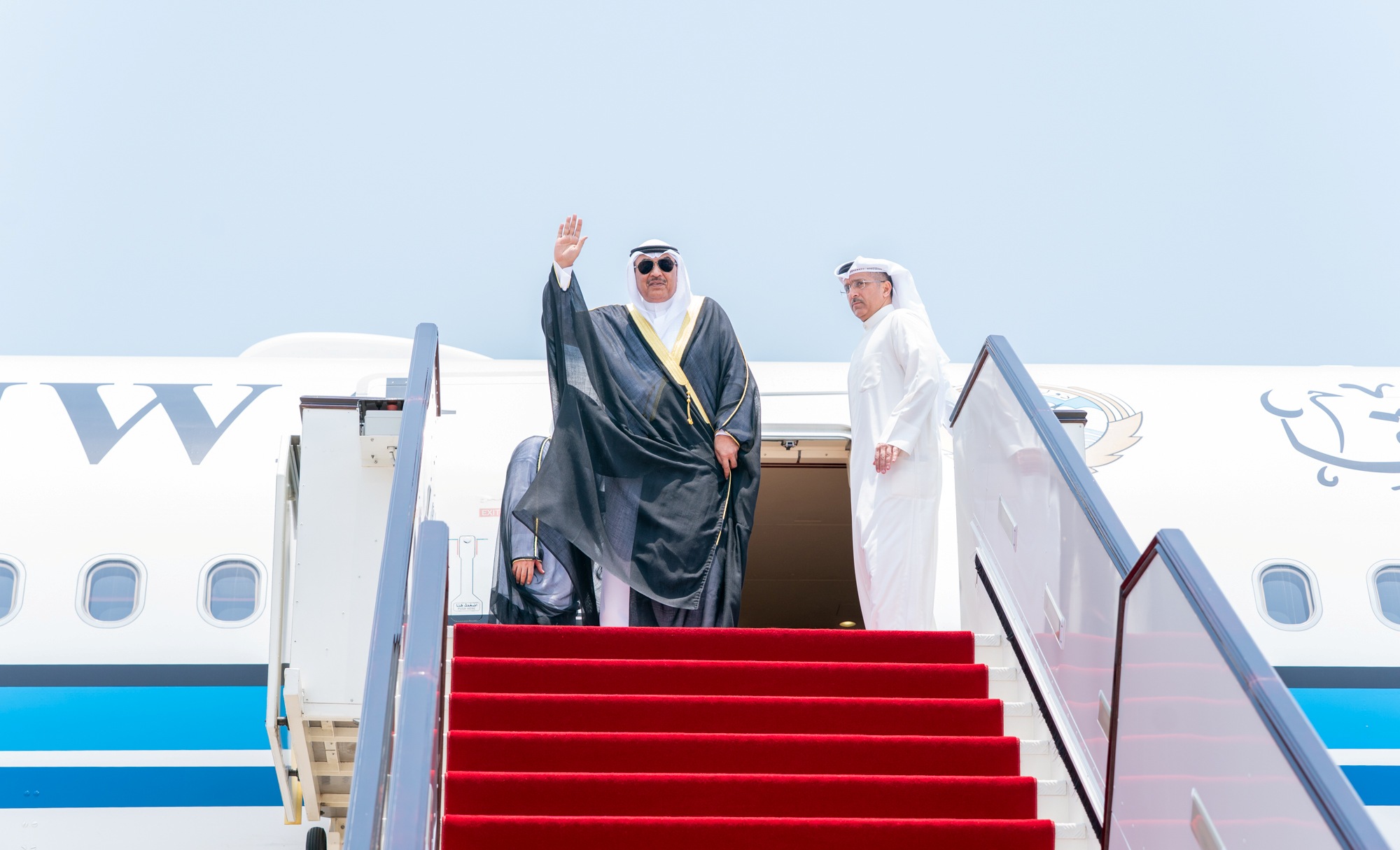ممثل سمو أمير البلاد سمو ولي العهد يغادر دولة قطر بعد تقديم واجب العزاء في وفاة الأمير الوالد